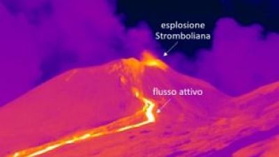 Primo 'flusso' si raffredda, discontinua attività stromboliana Primo 'flusso' si raffredda, discontinua attività stromboliana