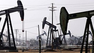 النفط ينتعش بعد خسائر على مدى يومين في جلسة متقلبة