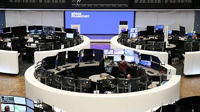 Bancos y materias primas impulsan a las acciones europeas a la espera de la reunión del BCE