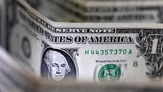 El dólar pierde impulso tras semanas de subida