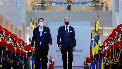 Biden y Yoon se comprometen a disuadir a Corea del Norte y le ofrecen ayuda por el COVID-19