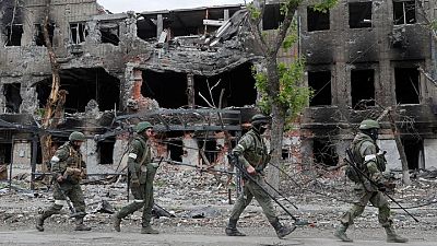الجنود الروس يبدأون في إزالة لألغام من مصنع آزوفستال بأوكرانيا