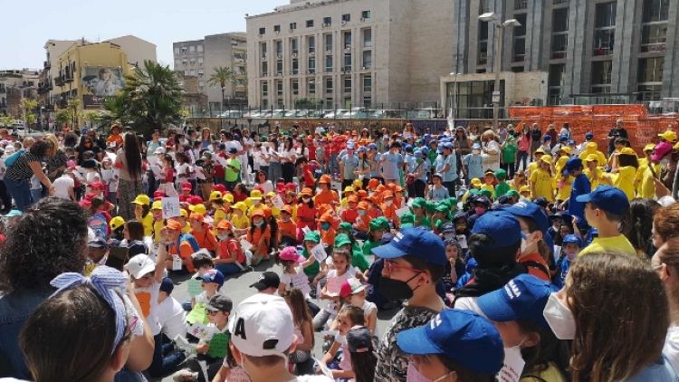 Canzoni, poesie, balli, circa 650 bambini per dire no alla mafia