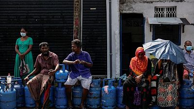 Siguen las largas colas en las gasolineras de Sri Lanka pese a los esfuerzos del Gobierno