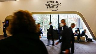Líderes empresariales y gubernamentales advierten en Davos que se avecina una tormenta económica