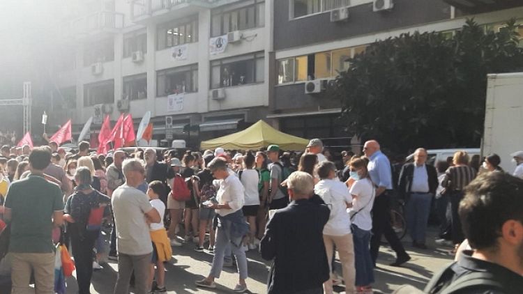Centinaia di persone radunate in via Notarbartolo a Palermo
