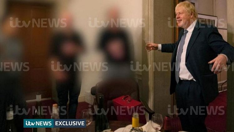 Nuevas fotos del primer ministro británico bebiendo reavivan la polémica del "Partygate"