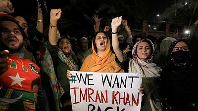 باكستان تحظر مسيرة لرئيس الوزراء المخلوع عمران خان بعد مقتل شرطي