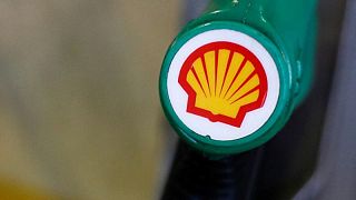 Accionistas respaldan estrategia climática de Shell tras reunión marcada por protestas