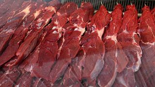 China bloquea importaciones de carne de cuatro mataderos de Brasil, según ministerio