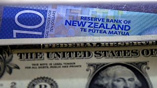 Dólar se aleja de mínimo de un mes y el kiwi cede su ventaja tras la subida de tasas
