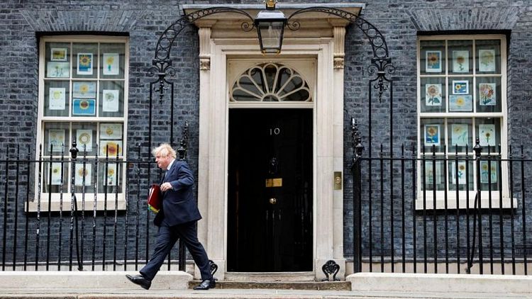 Boris Johnson dice que asume la responsabilidad de las infracciones durante los confinamientos