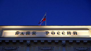 El banco central ruso baja tasas y apunta a más recortes