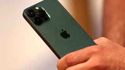 Brasil ordena a Apple suspender las ventas de iPhone sin cargador