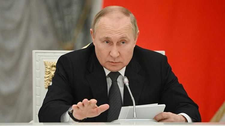 Putin dice Rusia está dispuesta a ayudar a resolver crisis alimentaria si Occidente levanta sanciones