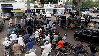 وزير المالية: باكستان سترفع أسعار الوقود بعد الاتفاق مع صندوق النقد