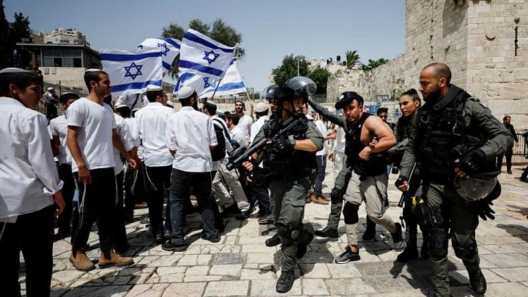 Enfrentamientos en la mezquita de Al-Aqsa de Jerusalén antes de la marcha de la bandera israelí