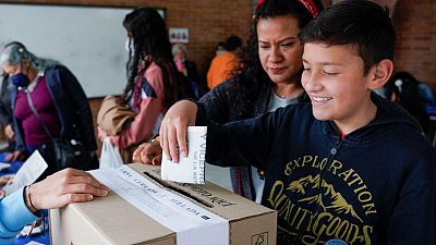 الناخبون في كولومبيا يدلون بأصواتهم في انتخابات رئاسية مثيرة للانقسام