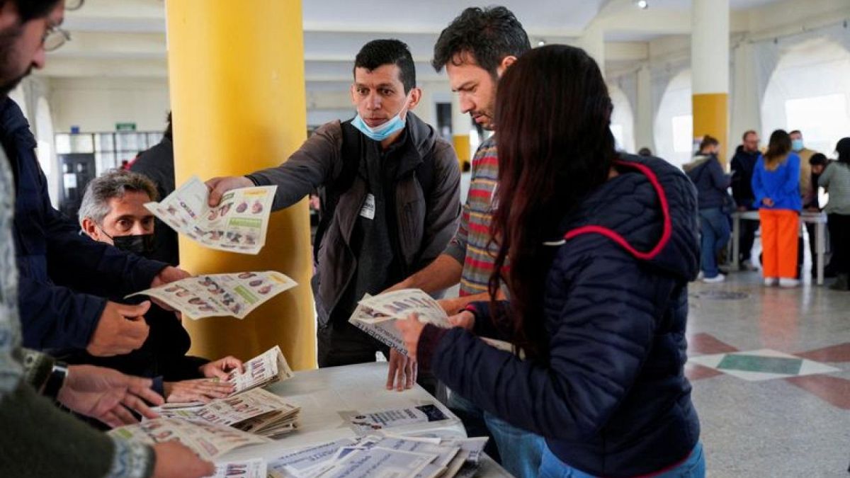 عملية فرز لأصوات الناخبين في انتخابات كولومبيا الرئاسية