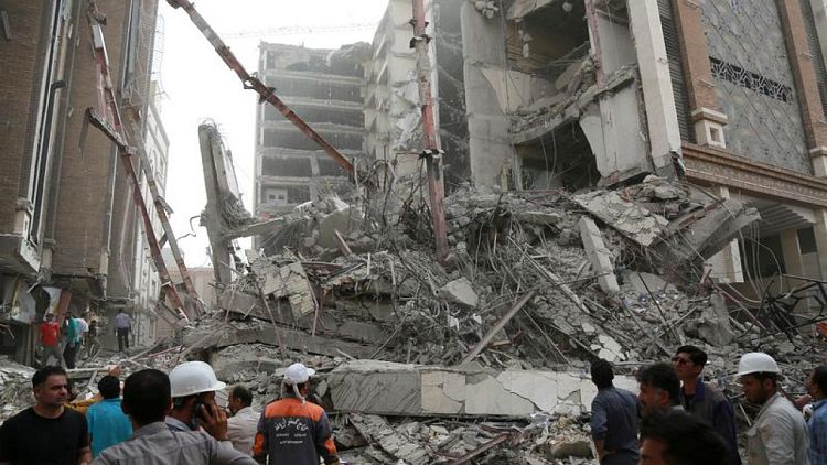 Gritos de "muerte a Jamenei" tras el derrumbe de un edificio en Irán