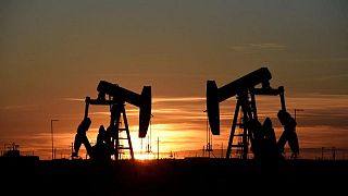 Los precios del petróleo avanzan ante la expectativa de bajos inventarios de crudo