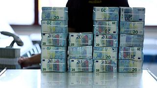 اليورو يواصل خسائره بعد بيانات التضخم في منطقة اليورو