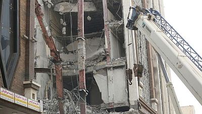 الإيرانيون يؤبنون ضحايا انهيار مبنى عبادان مع استمرار الاحتجاجات