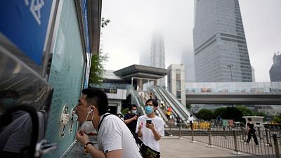 La tristeza del confinamiento deja paso a las quejas por los test de COVID en Shanghái