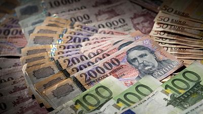 Hungría permitirá a empresas pagar impuestos locales en euros o dólares