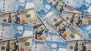 Monedas latinoamericanas operan con ganancias en medio de retroceso global del dólar