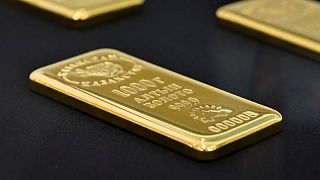 الذهب عند أعلى مستوى في شهر مع تراجع الدولار