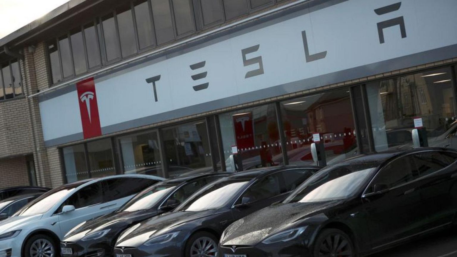 Analysis-Elon Musk opens door to a Tesla talent exodus