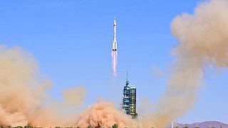 الصين تطلق 3 رواد إلى محطتها الفضائية على متن "السفينة الإلهية"