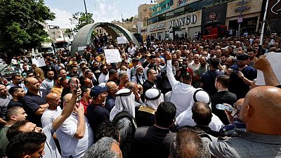 مئات يحتجون على غلاء الأسعار في مدينة الخليل بالضفة الغربية