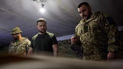 El presidente ucraniano Zelenski viaja cerca de la línea del frente cerca de Severodonetsk El presidente ucraniano Zelenski viaja cerca de la línea del frente cerca de Severodonetsk