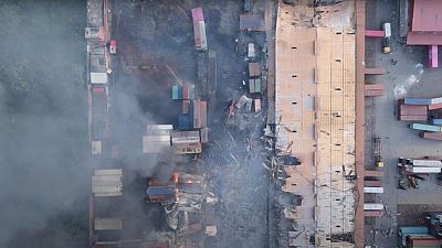 Bangladés lucha por sofocar incendio de un depósito de contenedores que causó 41 muertos