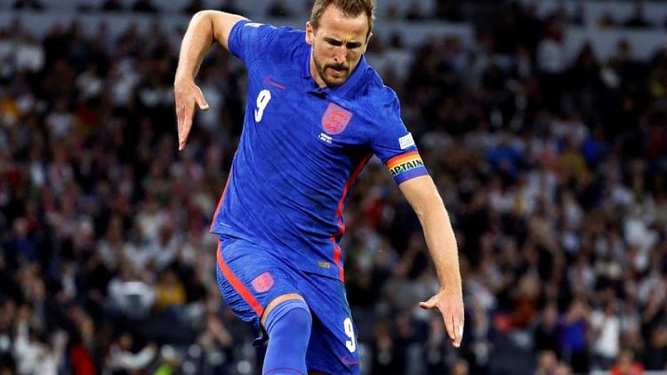 Soccer-Kane penalty earns England draw in Germany