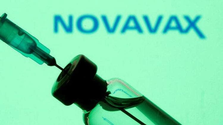 Panel de la FDA respalda la vacuna para el COVID de Novavax, que apunta a los escépticos