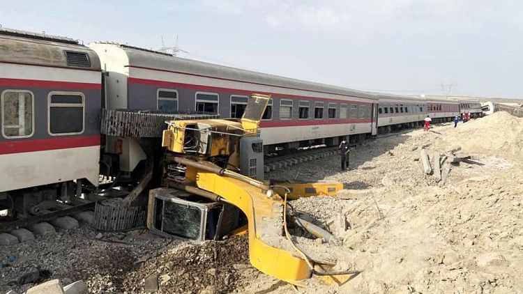 قطار إيراني يخرج عن مساره ومقتل 18 على الأقل