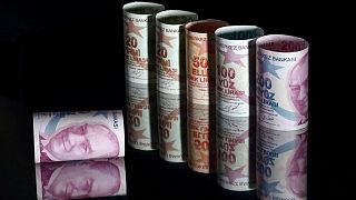 الليرة التركية تتراجع إلى 17.20 مقابل الدولار