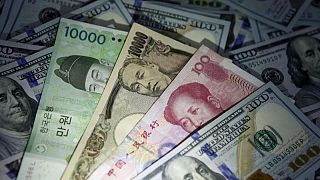 El yen se hunde tras decisión de Banco de Japón de mantener estímulos, mercado volátil