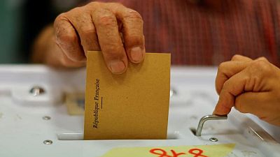 الفرنسيون يصوتون في انتخابات قد تتوقف عليها أجندة ماكرون الإصلاحية
