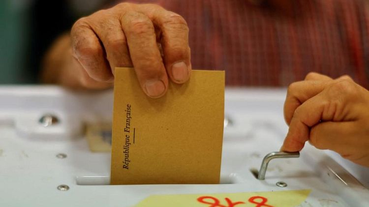 الفرنسيون يصوتون في انتخابات قد تتوقف عليها أجندة ماكرون الإصلاحية
