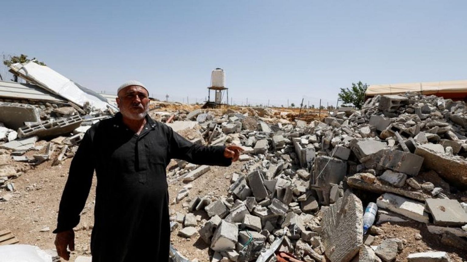 فلسطينيون يهددهم التهجير