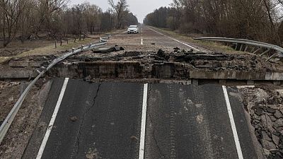 روسيا تدمر جسرا على نهر بشرق أوكرانيا وتقطع طريق الخروج من سيفيرودونيتسك
