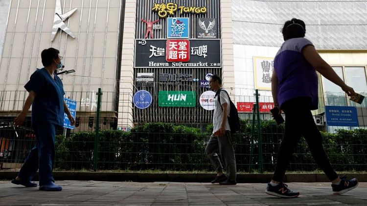 Pekín testea a millones de personas y aísla a miles tras un brote de COVID-19 en un bar
