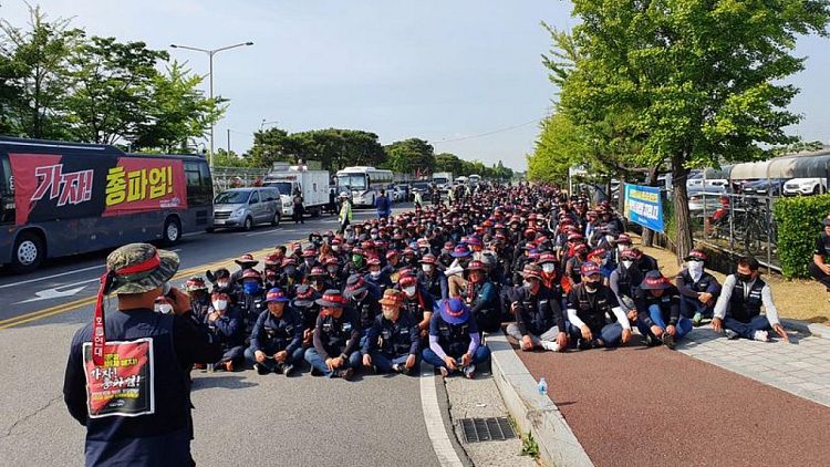 إضراب كوريا الجنوبية يعطل شحن مادة منظفة مهمة لصناعة الرقائق