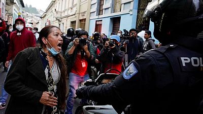 Grupos indígenas en Ecuador bloquean carreteras en protestas por políticas económicas