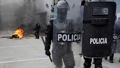 Policía de Ecuador detiene a líder indígena tras bloqueo de carreteras