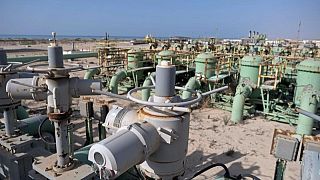 La producción de petróleo de Libia se derrumba tras una ola de cierres